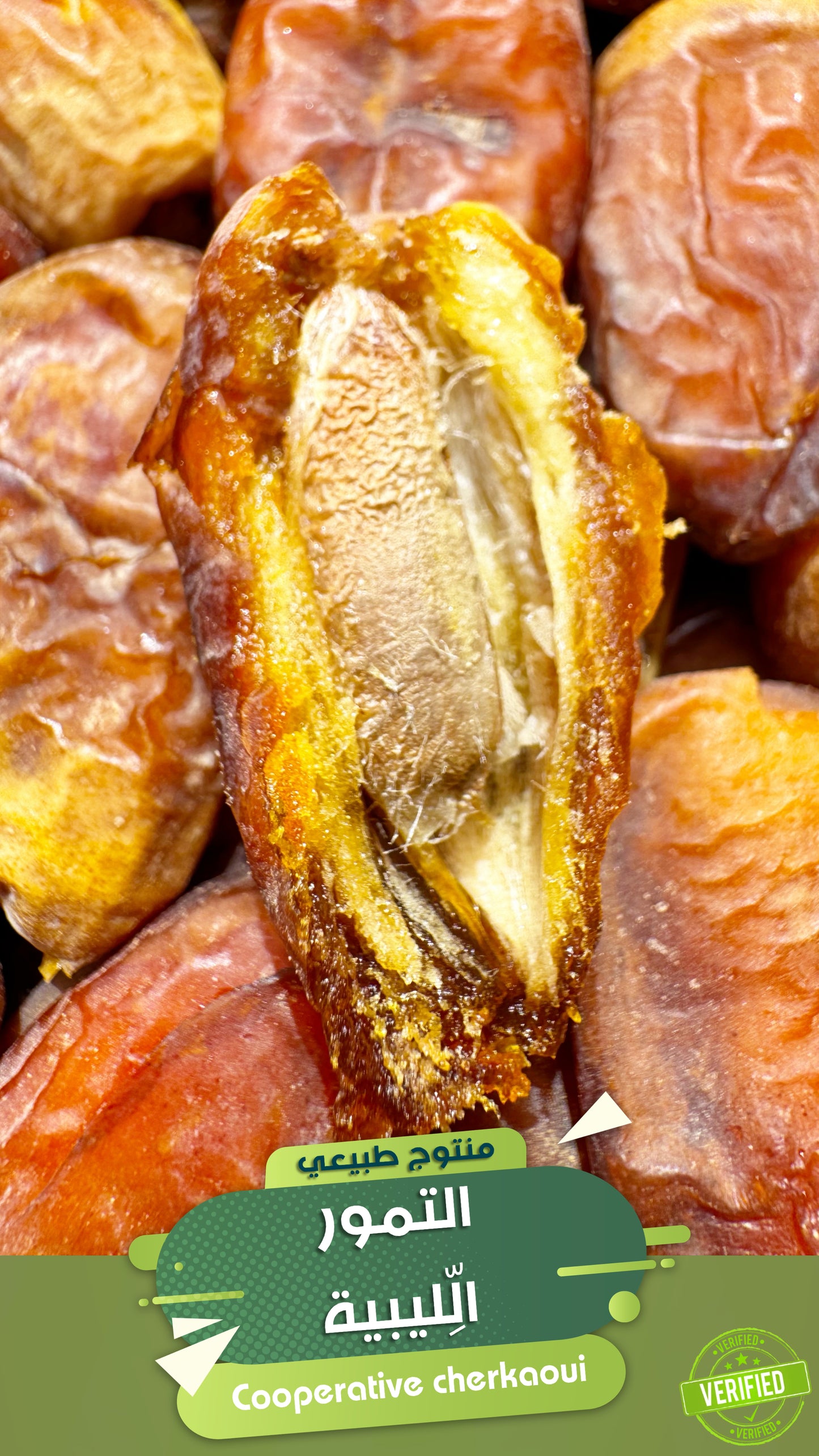 التمور الليبية – مذاق الصحراء الأصيلة
من قلب الواحات الليبية، تجتمع أشعة الشمس الذهبية ونقاء التربة الصحراوية، تأتيكم التمور الليبية بطبيعتها النقية وجودتها العالية. تُقطف بعناية من نخيل الآبار العذبة، لتُقدَّم لكم في أبهى صورها طرية، غنية، ومليئة بالنكهة