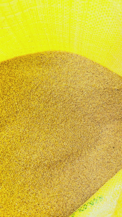 سميدة القمح البلدية” تعني السميد المستخرج من القمح البلدي (المحلي)، تستخدم في
	•	البغرير
	•	المسمن
	•الكسكس البلدي
	•الحرشة
وهي تختلف عن السميد الصناعي المستورد بقوامها الخشن وطعمها الأصيل، وتُعد أكثر تغذيةً لكونها تُطحن تقليديًا وتحتفظ بجزء كبير من نخالة